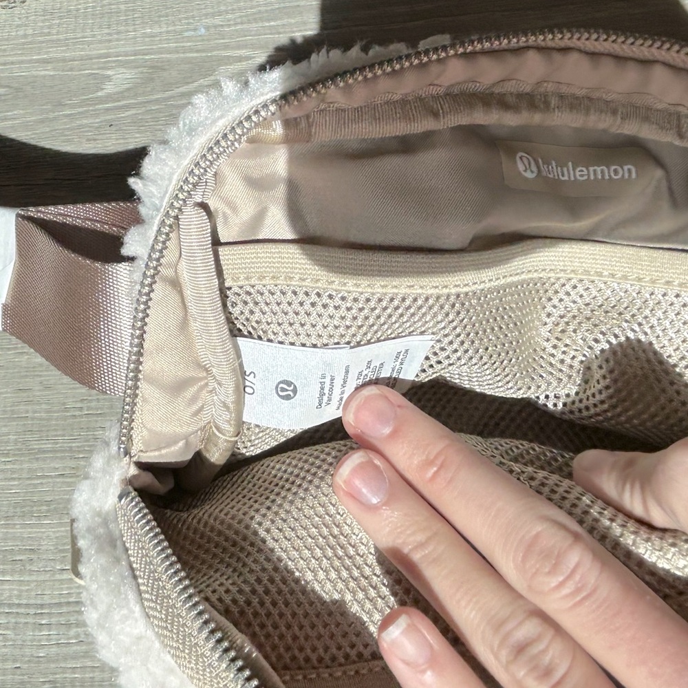 NWT Lululemon Everywhere Belt Bag Fleece white ivory silver hardware - Picture 6 of 7